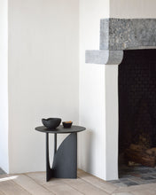 Carica l&#39;immagine nel visualizzatore di Gallery, Geometric side table Black