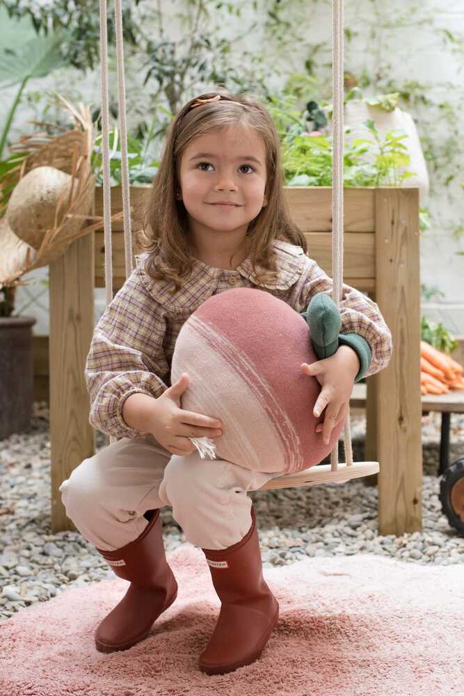 KNITTED CUSHION RAMONA THE RADISH